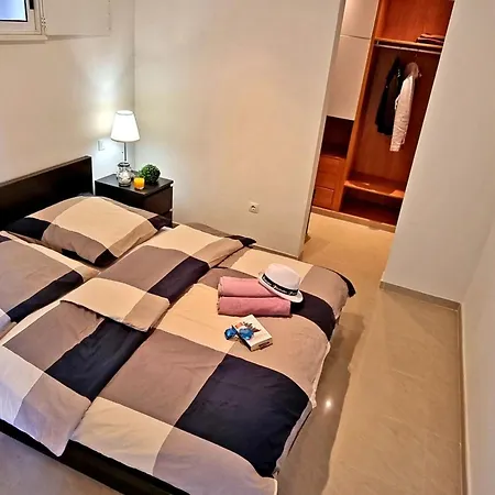 Apartament Charmantes In Mit Terrasse Und Gemeinsamem Pool By Interhome *
